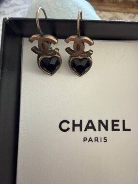 CHANEL Gold-Tone CC Drop Earrings with Black Heart Stones, authentic, vintage